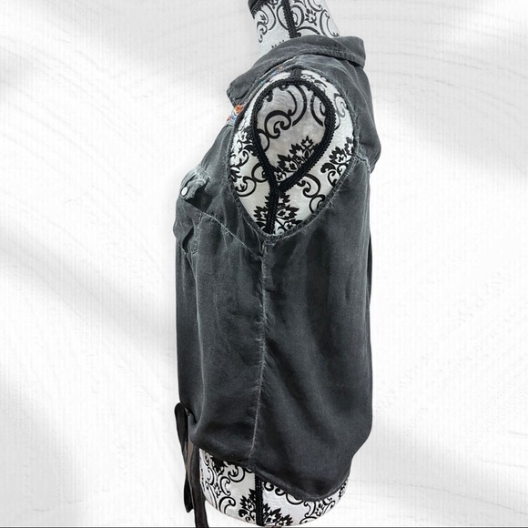 BKE Black/charcoal gray Distressed sleeveless top - Picture 4 of 8